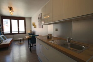 Refrigerador, microondas, horno y cafetera y tetera 