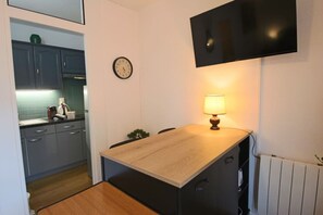 Fridge, microwave, coffee/tea maker, high chair - Studio 25 m², centre-ville, avec balcon et wifi (Aix-les-Bains)
