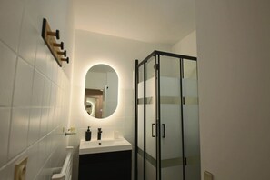 Shower, hair dryer, towels - Studio 25 m², centre-ville, avec balcon et wifi (Aix-les-Bains)