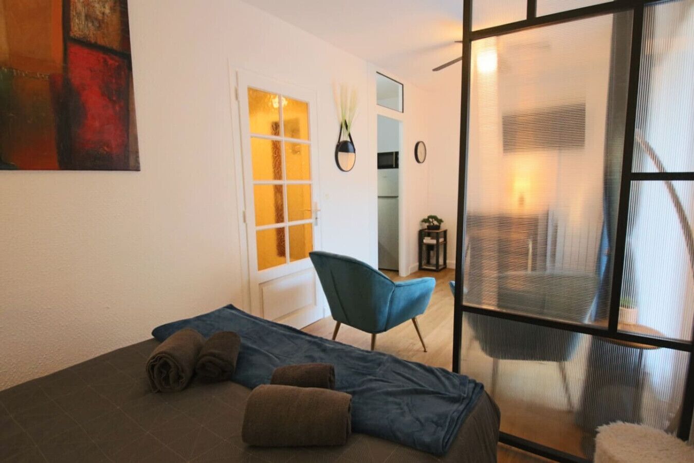 Tabla de planchar con plancha, cuna de viaje, wifi y ropa de cama 