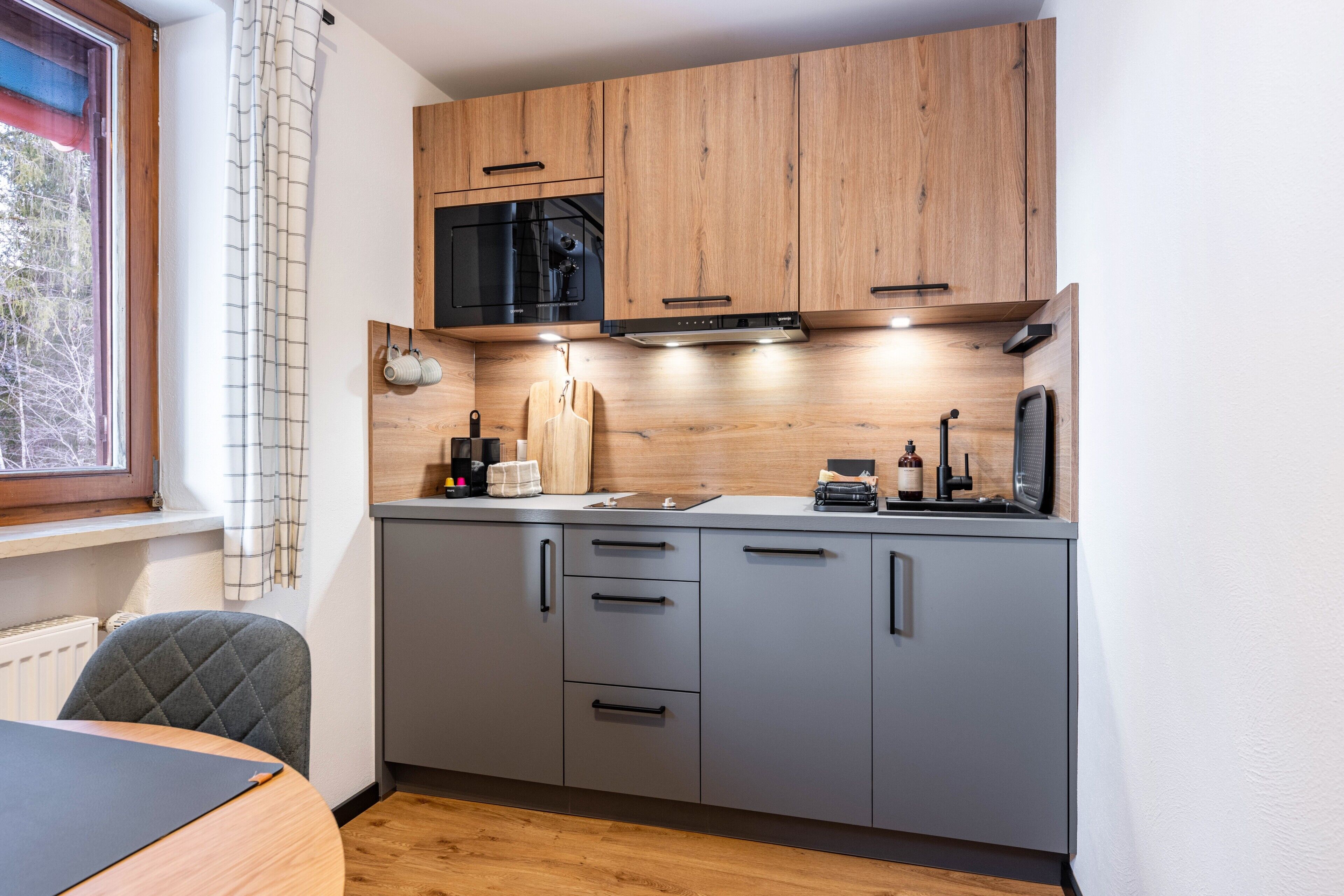 Kühlschrank, Mikrowelle, Herdplatte, Geschirrspüler