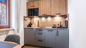 KĂŒhlschrank, Mikrowelle, Herdplatte, GeschirrspĂŒler