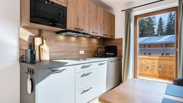 Kühlschrank, Mikrowelle, Herdplatte, Geschirrspüler