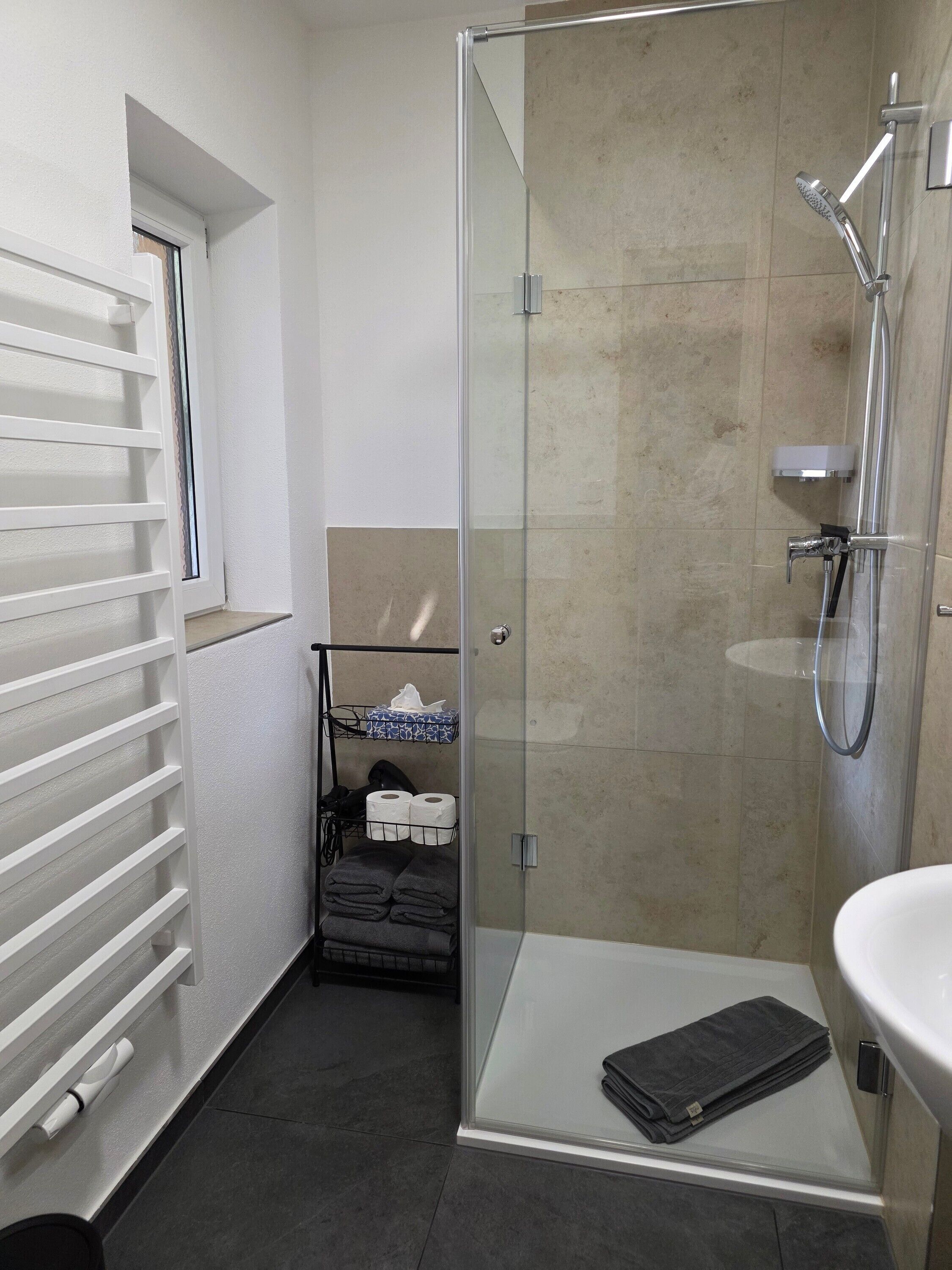 Dusj, hårføner og håndklær