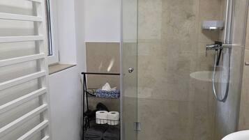 Dusj, hårføner og håndklær