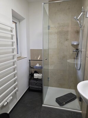 Dusche, Haartrockner, Handtücher