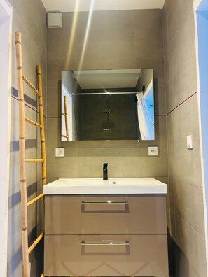 Shower, hair dryer, towels