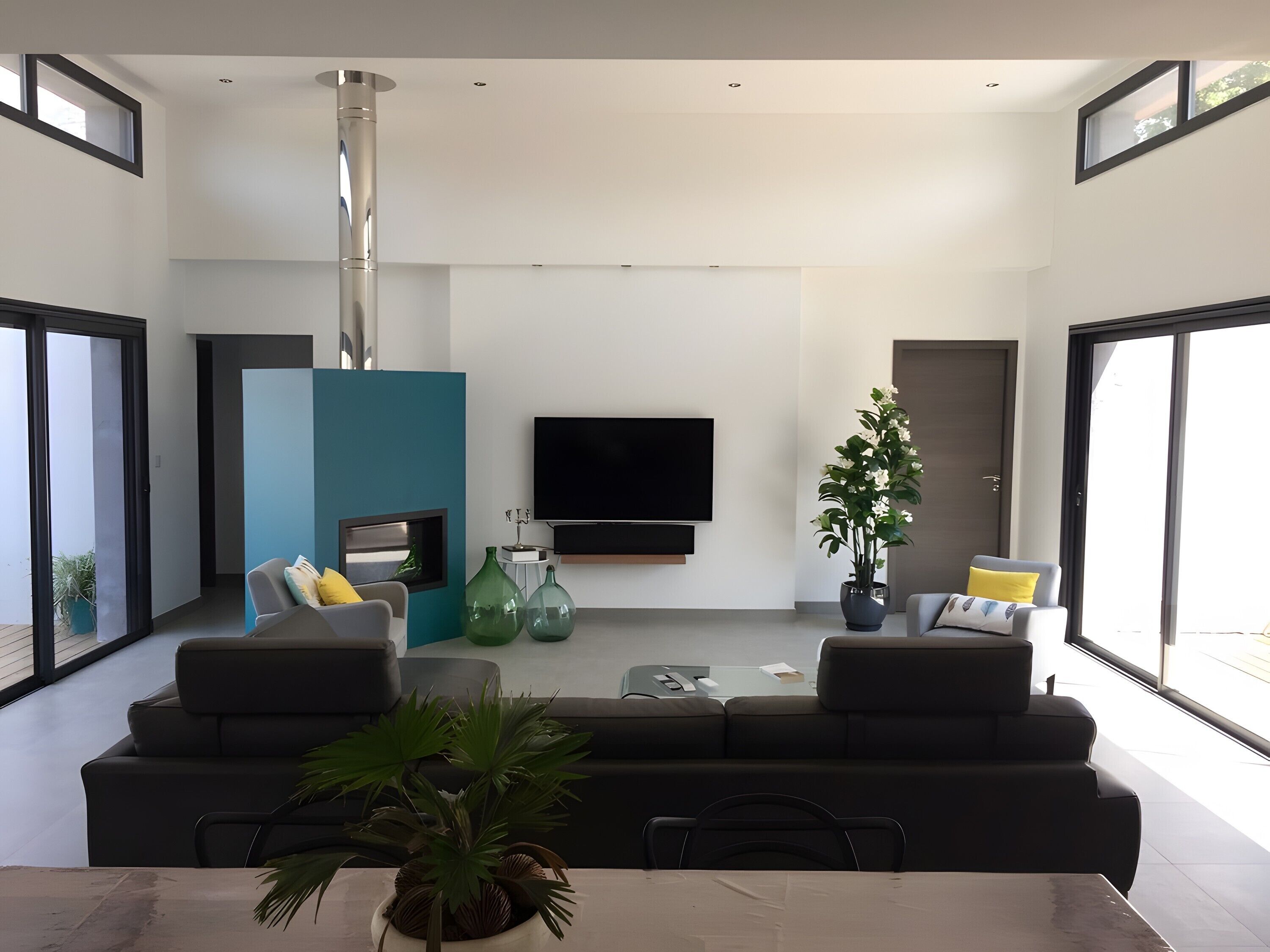 Een televisie en een open haard