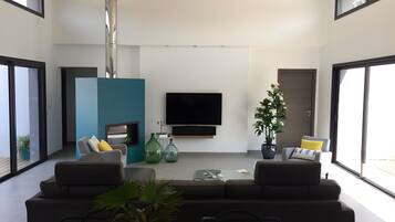 Een televisie en een open haard