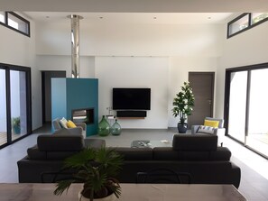 Een televisie en een open haard