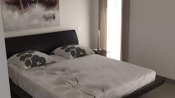 3 slaapkamers, een strijkplank/strijkijzer, wifi, beddengoed