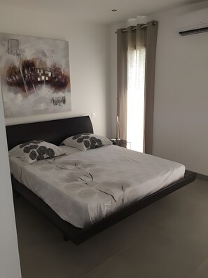 3 slaapkamers, een strijkplank/strijkijzer, wifi, beddengoed