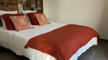 3 chambres, fer et planche à repasser, Wi-Fi, draps fournis