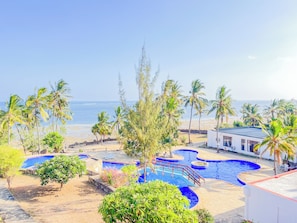 2 indoor pools - Pumziko Beachfront Apartments (Mombasa)