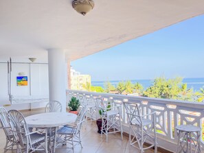 Outdoor dining - Pumziko Beachfront Apartments (Mombasa)