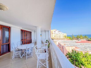 Outdoor dining - Pumziko Beachfront Apartments (Mombasa)