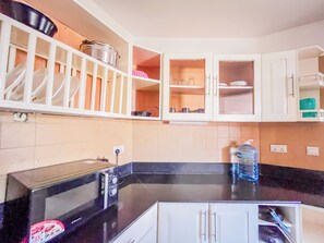 Refrigerador con freezer, microondas, utensilios de cocina