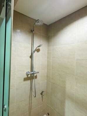 Haartrockner, Bidet, Handtücher, Seife