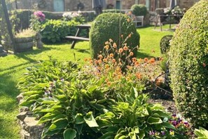 Property grounds - Relax and Unwind in Simonburn Bed and Breakfast’s Family Room with Garden Views (Simonburn)