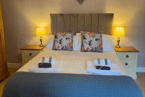 1 bedroom, WiFi, bed sheets - Romantic Double Room in a Historic Country Inn with Garden Views (Simonburn)
