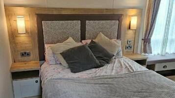 2 Schlafzimmer, individuell dekoriert, individuell eingerichtet