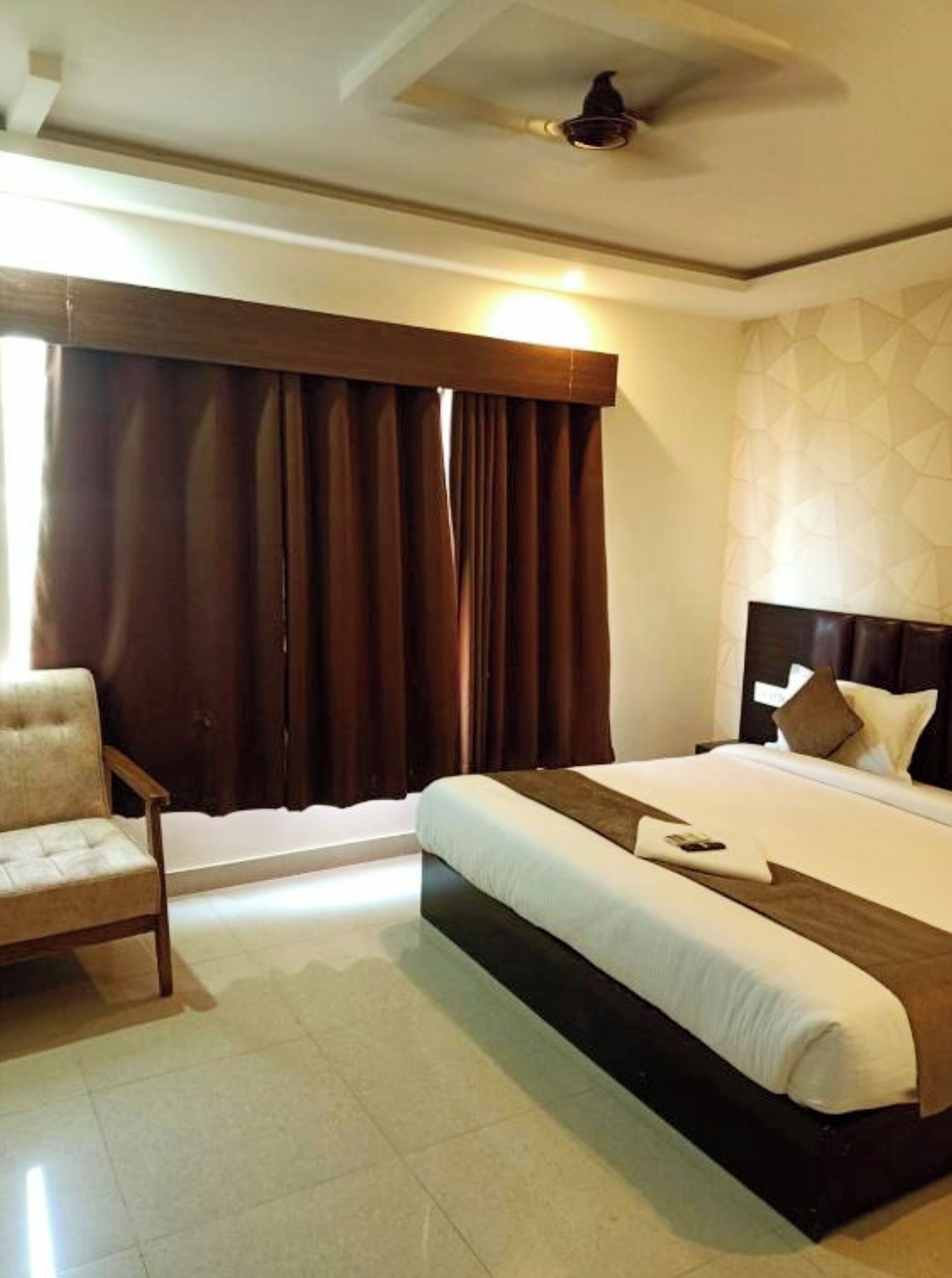 Hypo-allergenic bedding, desk, soundproofing, free WiFi