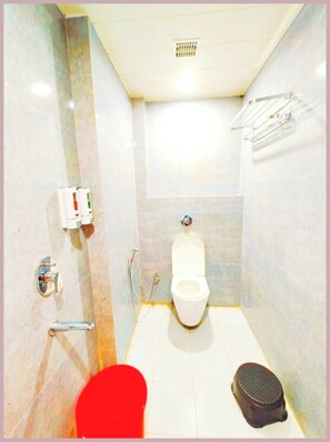 Double Room | Bathroom | Shower, slippers, towels, soap - Hotel The Neelkanth Ayodhya (Ayodhya)