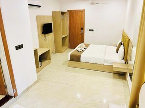 Luxury Double Room, Air conditioning | Hypo-allergenic bedding, desk, soundproofing, free WiFi - Hotel The Neelkanth Ayodhya (Faizabad)