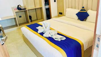 Quarto casal standard, ar-condicionado | Roupas de cama antialérgicas, escrivaninha, quartos à prova de som