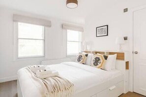 Iron/ironing board, WiFi, bed sheets - Unique St John’s Wood 2BR near Regent’s Park (Greater London)