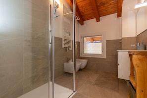 Douche, sèche-cheveux, bidet, serviettes fournies