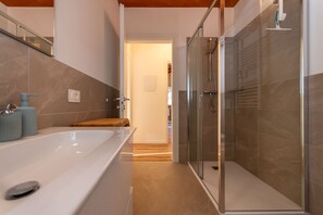 Bruser, hårtørrer, bidet, håndklæder