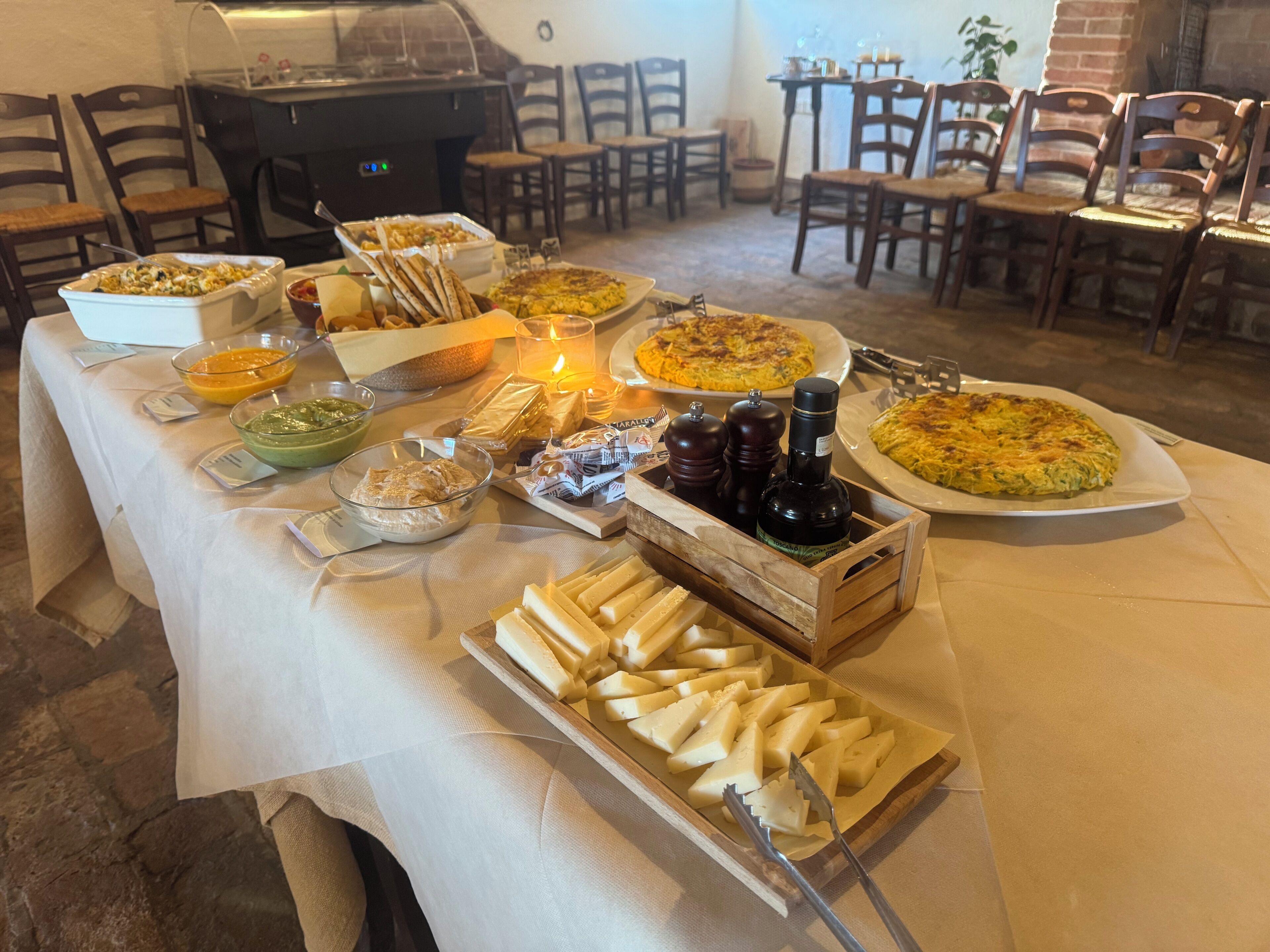 En buffet med forskellige retter, herunder pizza, salat og ost.