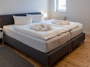 Desk, WiFi, bed sheets - Deluxe apartment with large balcony - Villa Cremona (Heringsdorf)