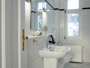 Shower, hair dryer, towels, soap - Deluxe apartment with large balcony - Villa Cremona (Heringsdorf)