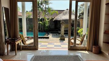 Standard Room, Pool View | Interior