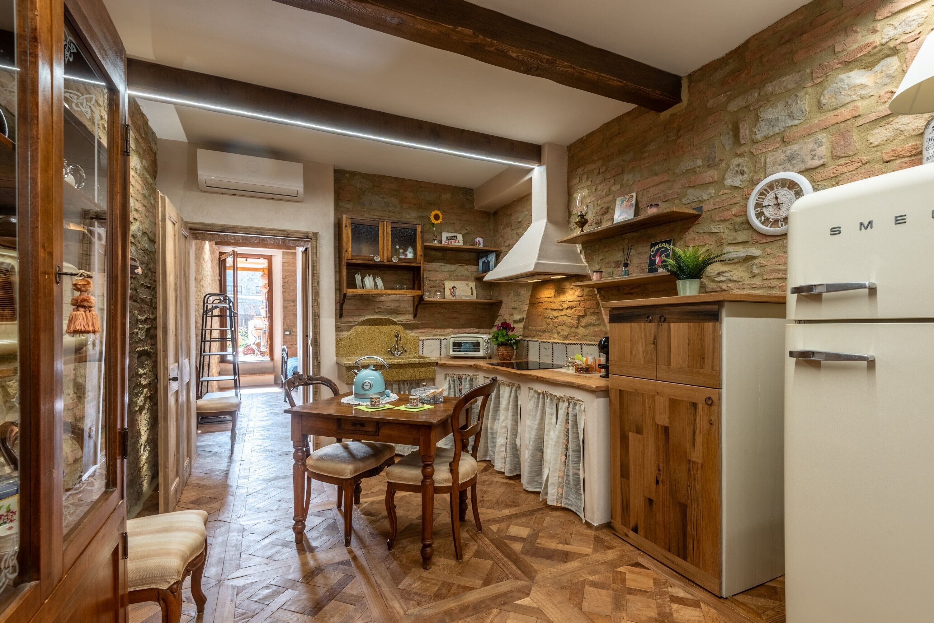 Frigorífico, horno, placa de cocina y cafetera o tetera