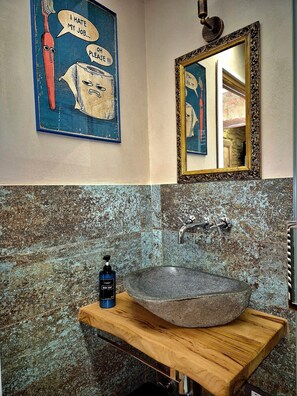 Ducha, secador de pelo, toallas