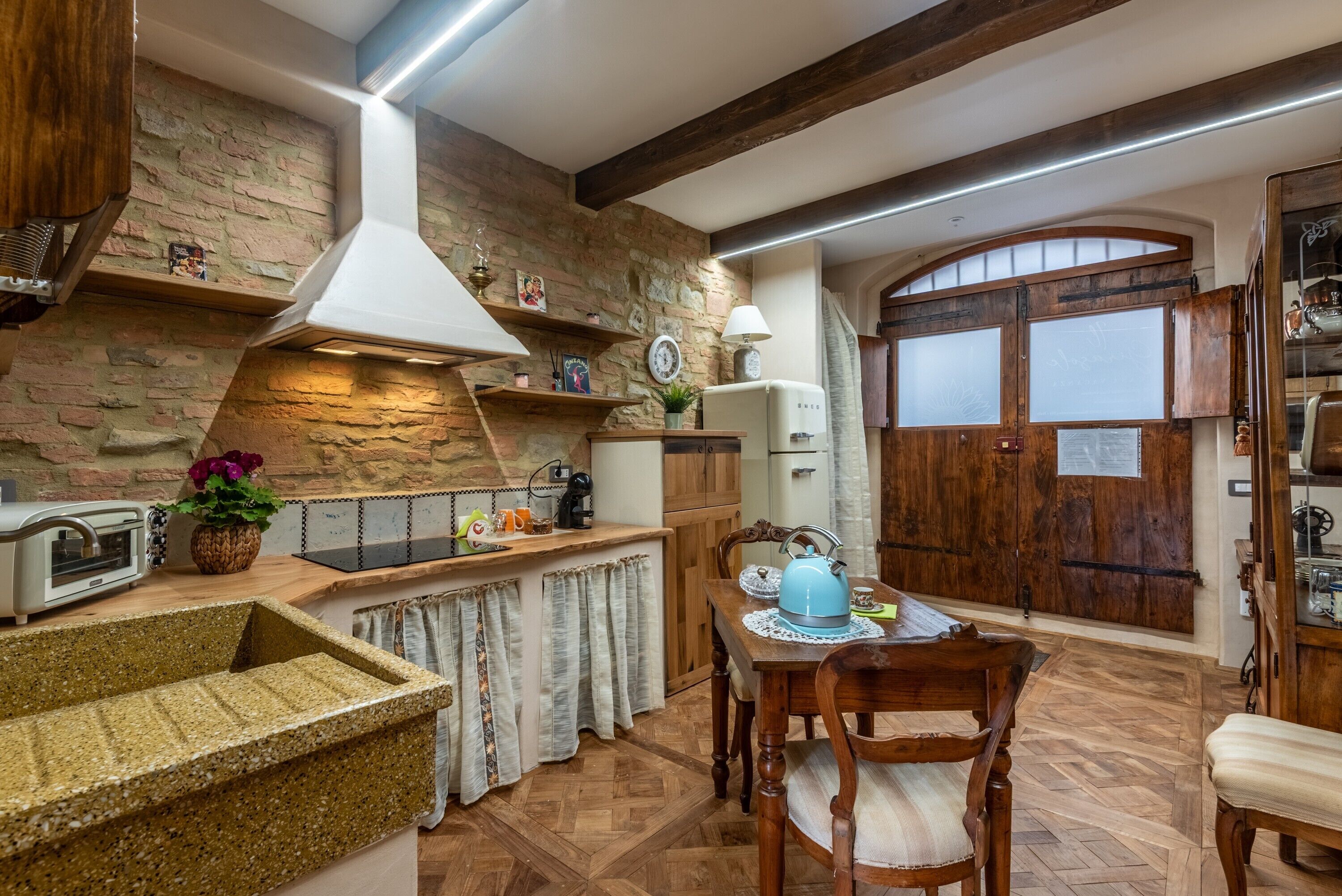 Kjøleskap, ovn, kokeplater og kaffetrakter/tekoker