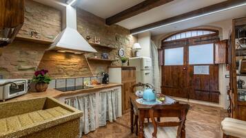 Kjøleskap, ovn, kokeplater og kaffetrakter/tekoker