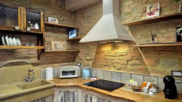 Refrigerador, horno, placa de cocina, cafetera/tetera