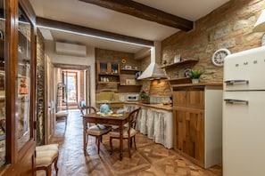 Kühlschrank, Ofen, Herdplatte, Wasserkocher mit Kaffee-/Teezubehör