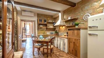 Kühlschrank, Ofen, Herdplatte, Wasserkocher mit Kaffee-/Teezubehör