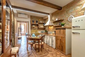 Fridge, oven, stovetop, coffee/tea maker