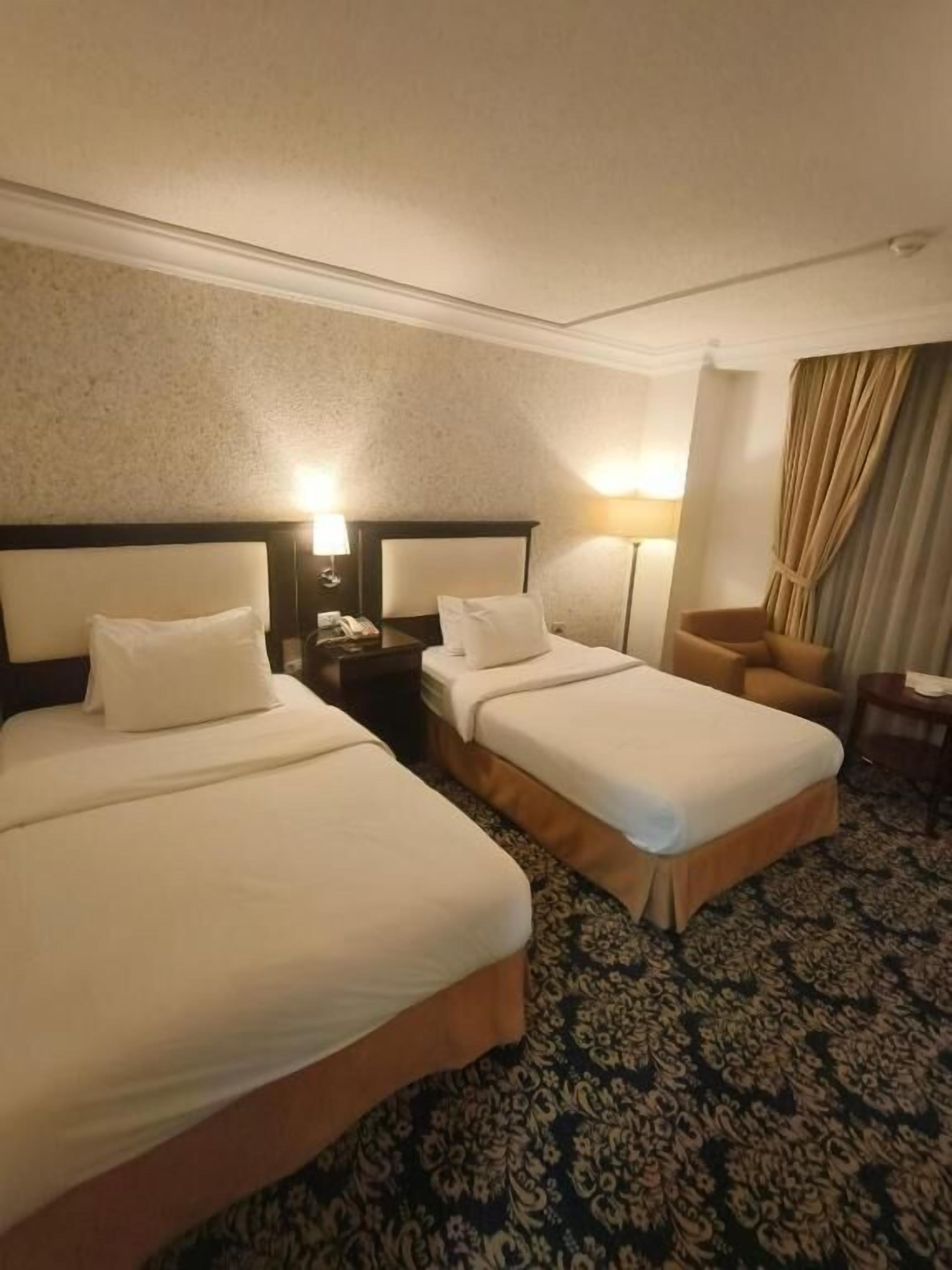 Chambre classique avec lits jumeaux, vue sur la ville | Coffre-fort, bureau, fer et planche à repasser, accès au Wi-Fi (inclus)