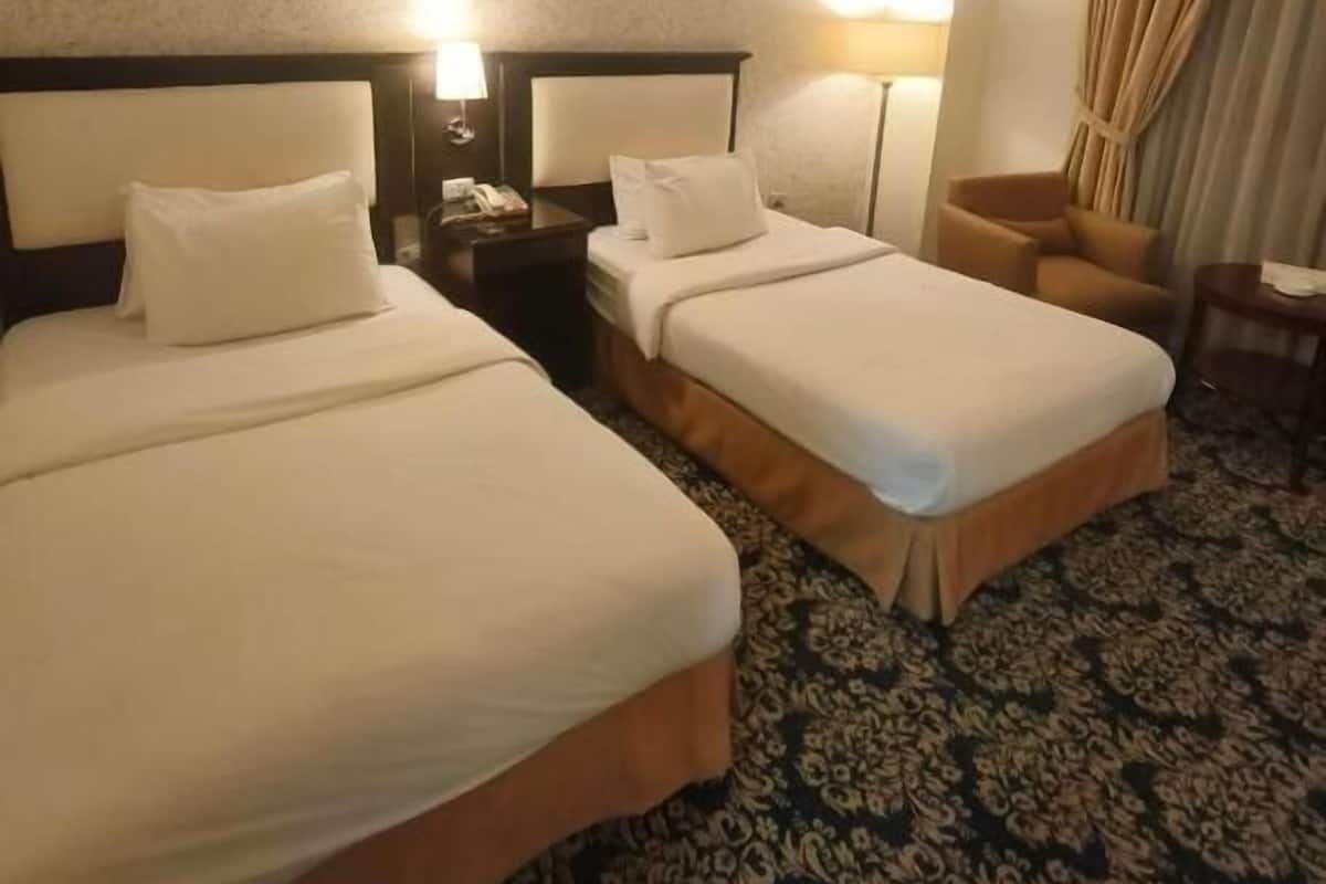 Chambre classique avec lits jumeaux, vue sur la ville | Coffre-fort, bureau, fer et planche à repasser, accès au Wi-Fi (inclus)