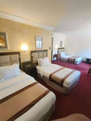 Coffre-fort, bureau, fer et planche à repasser, accès au Wi-Fi (inclus)