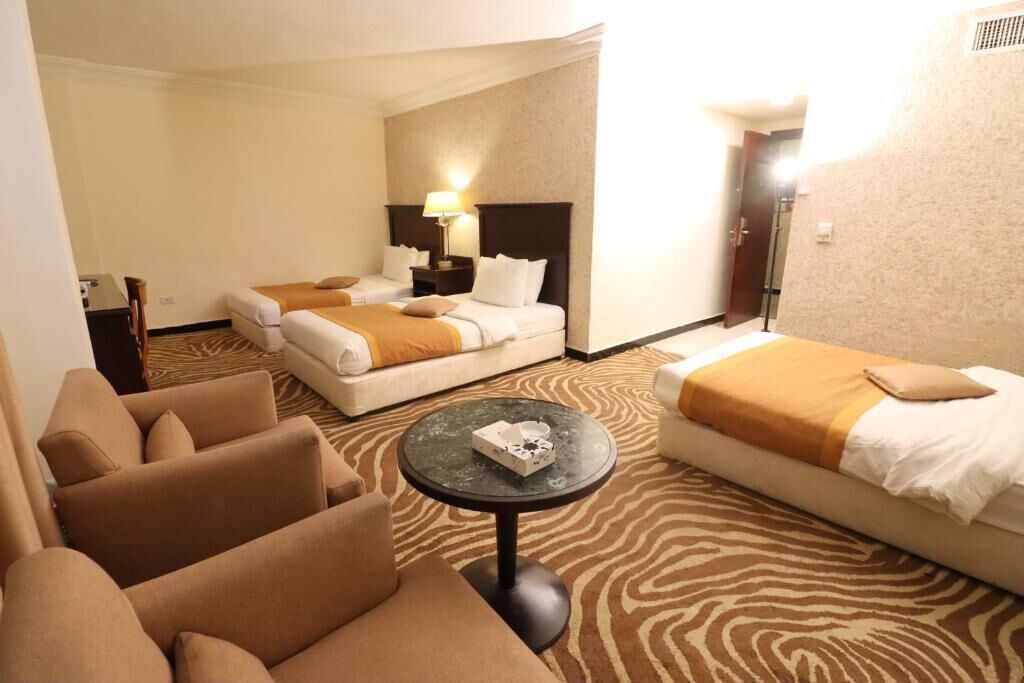 Een kluis op de kamer, een bureau, een strijkplank/strijkijzer