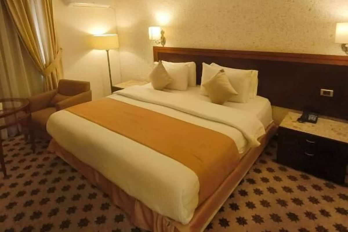 Chambre double, vue sur la ville | Coffre-fort, bureau, fer et planche à repasser, accès au Wi-Fi (inclus)