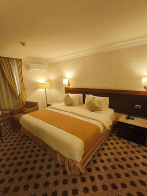 Chambre double, vue sur la ville | Coffre-fort, bureau, fer et planche à repasser, accès au Wi-Fi (inclus)